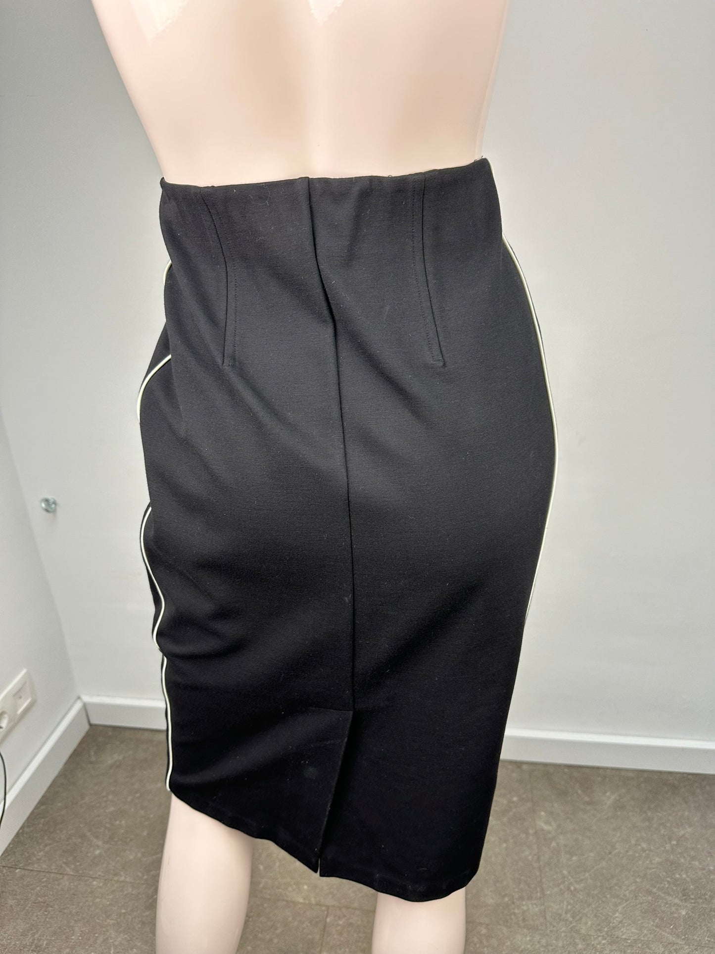 Promiss zwarte rok met piping maat M