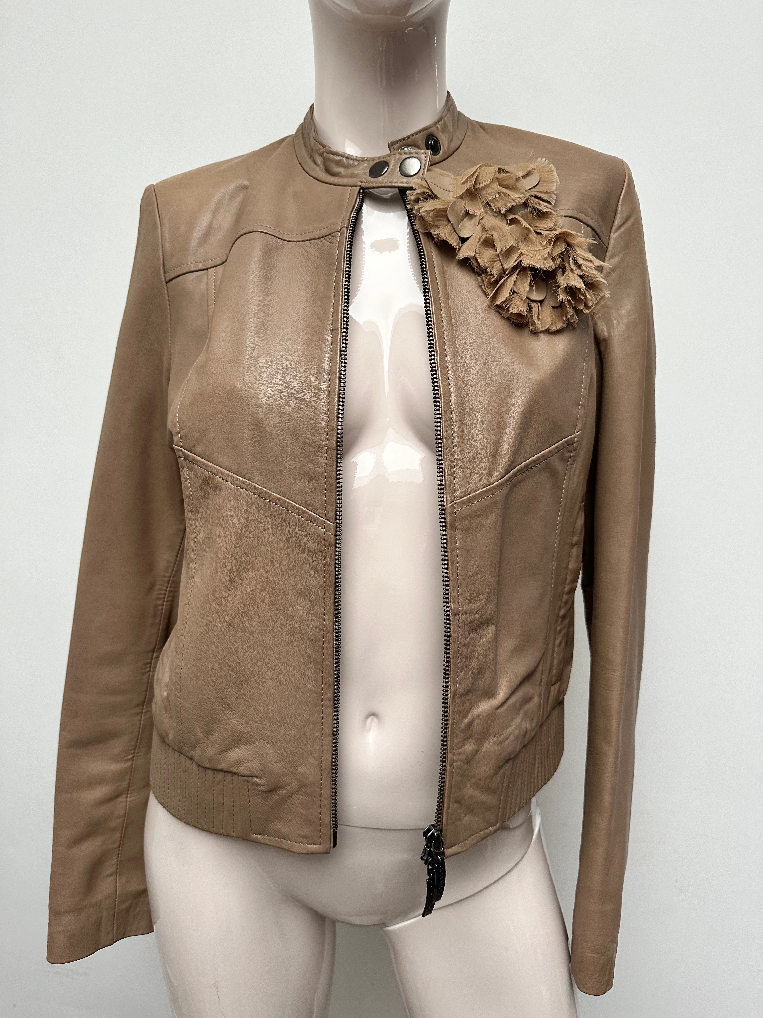 Caroline Biss beige leren jasje maat 36 – Meisje met de parels