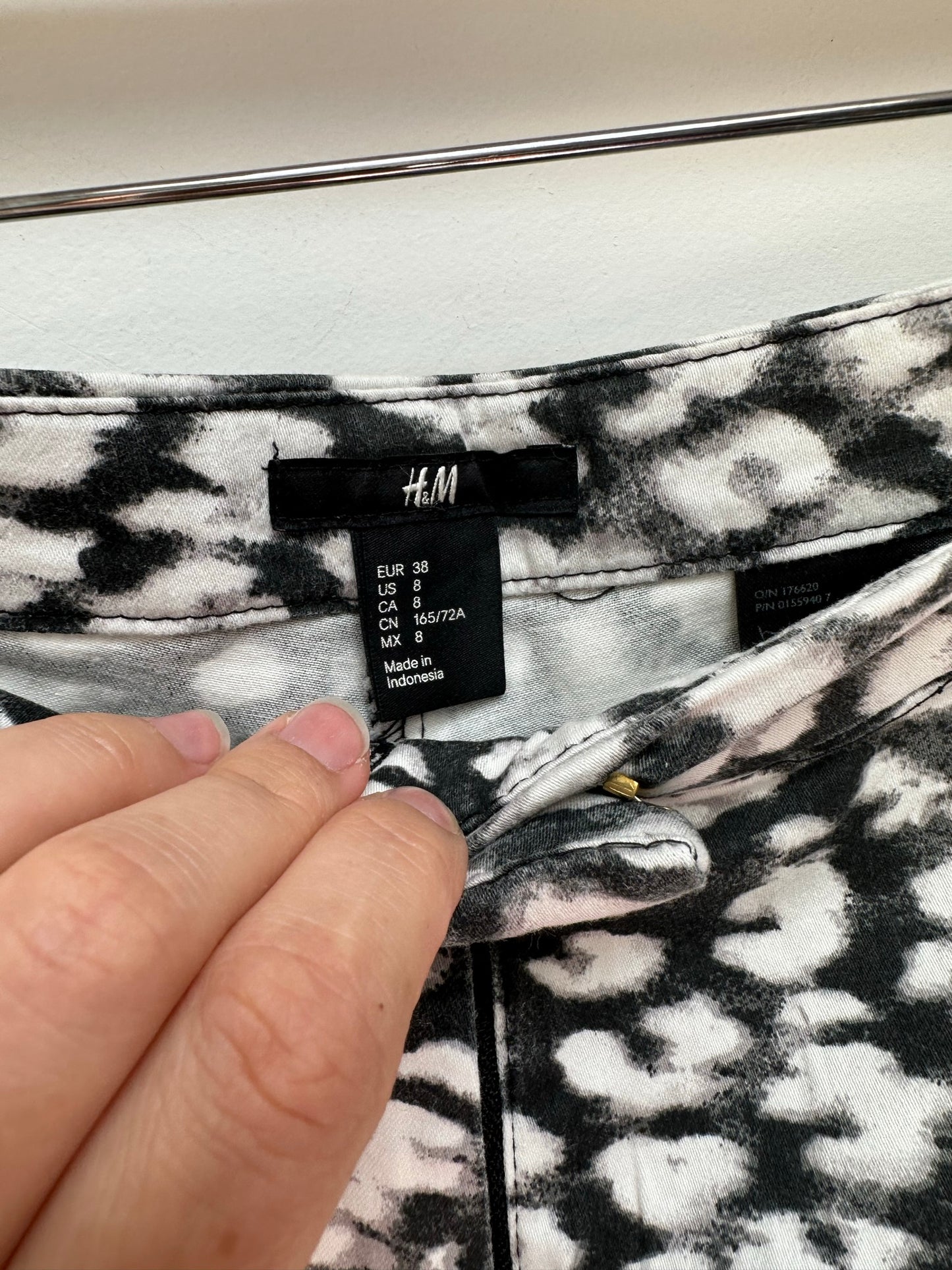 H&M short met print maat 38