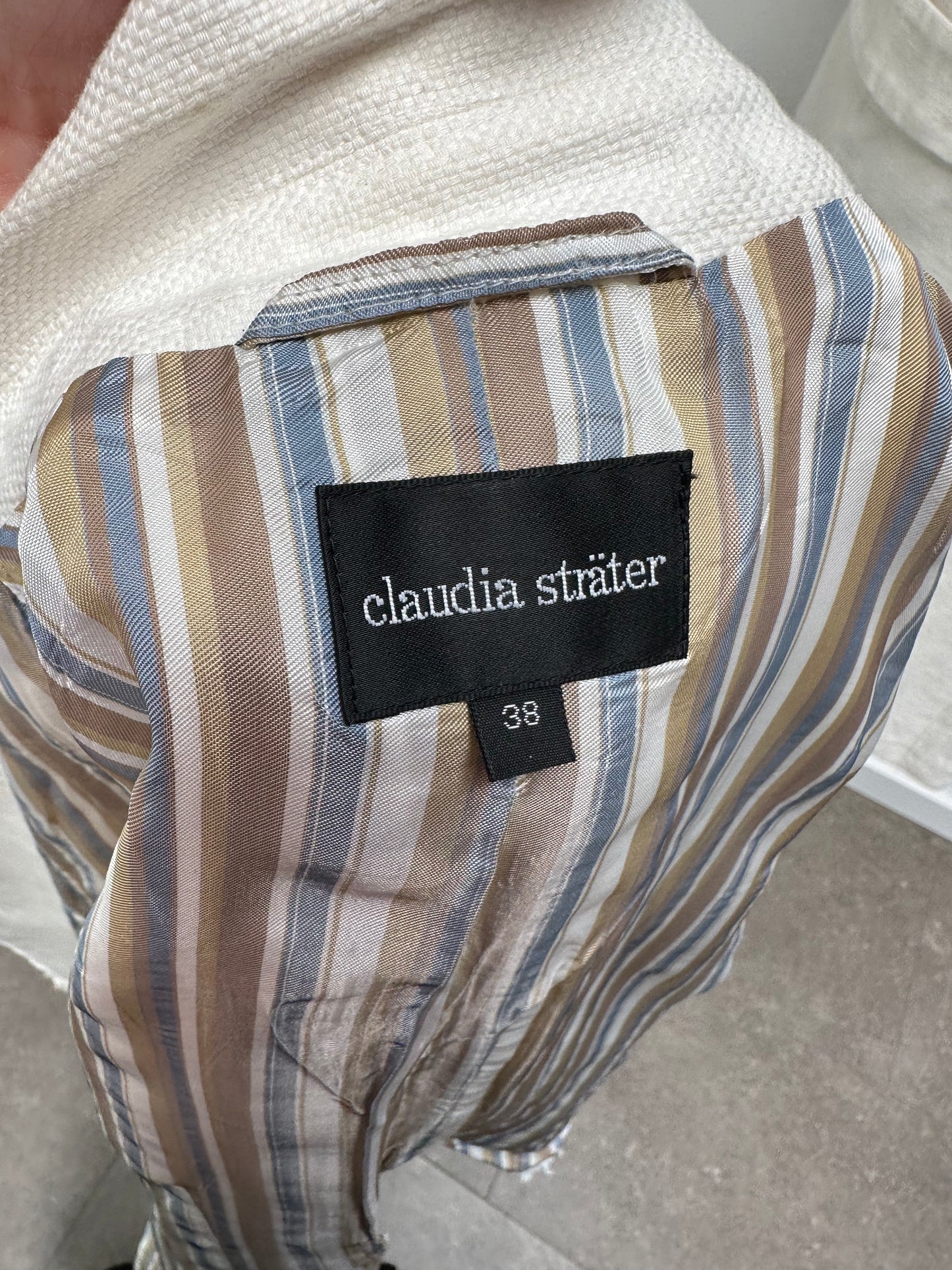 Claudia Sträter wit colbert maat 36