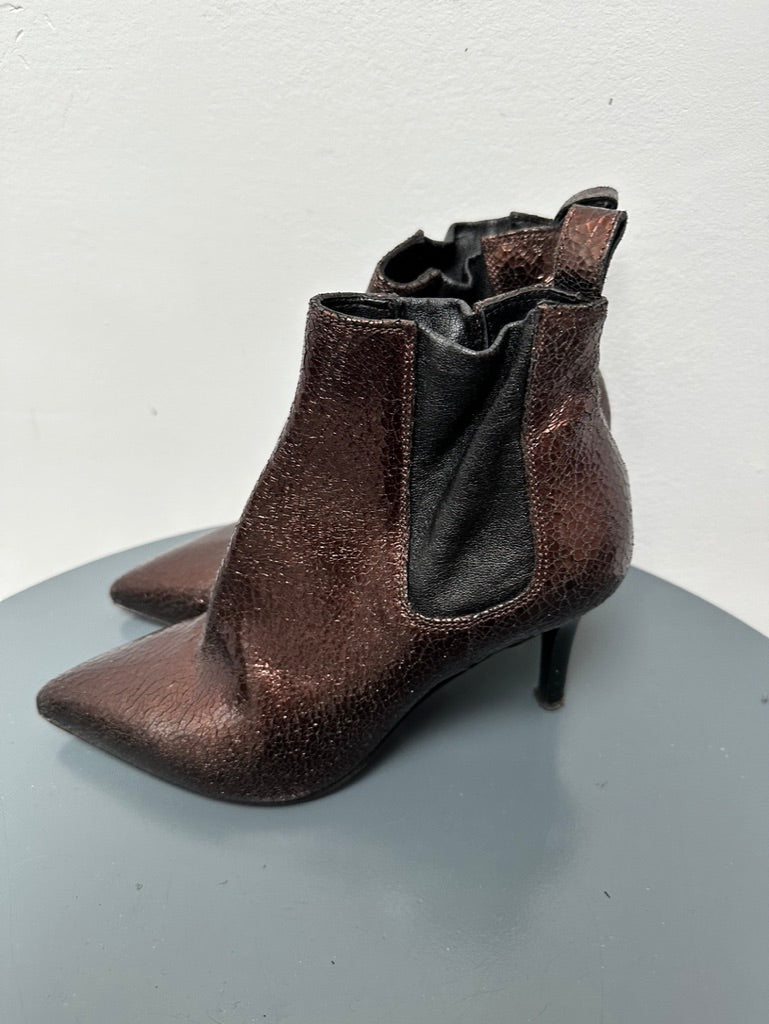 Malo bruine metallic enkellaarsjes maat 36