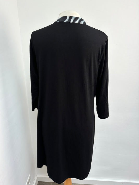 Twister zwarte jurk met zwart/wit kraag maat 1