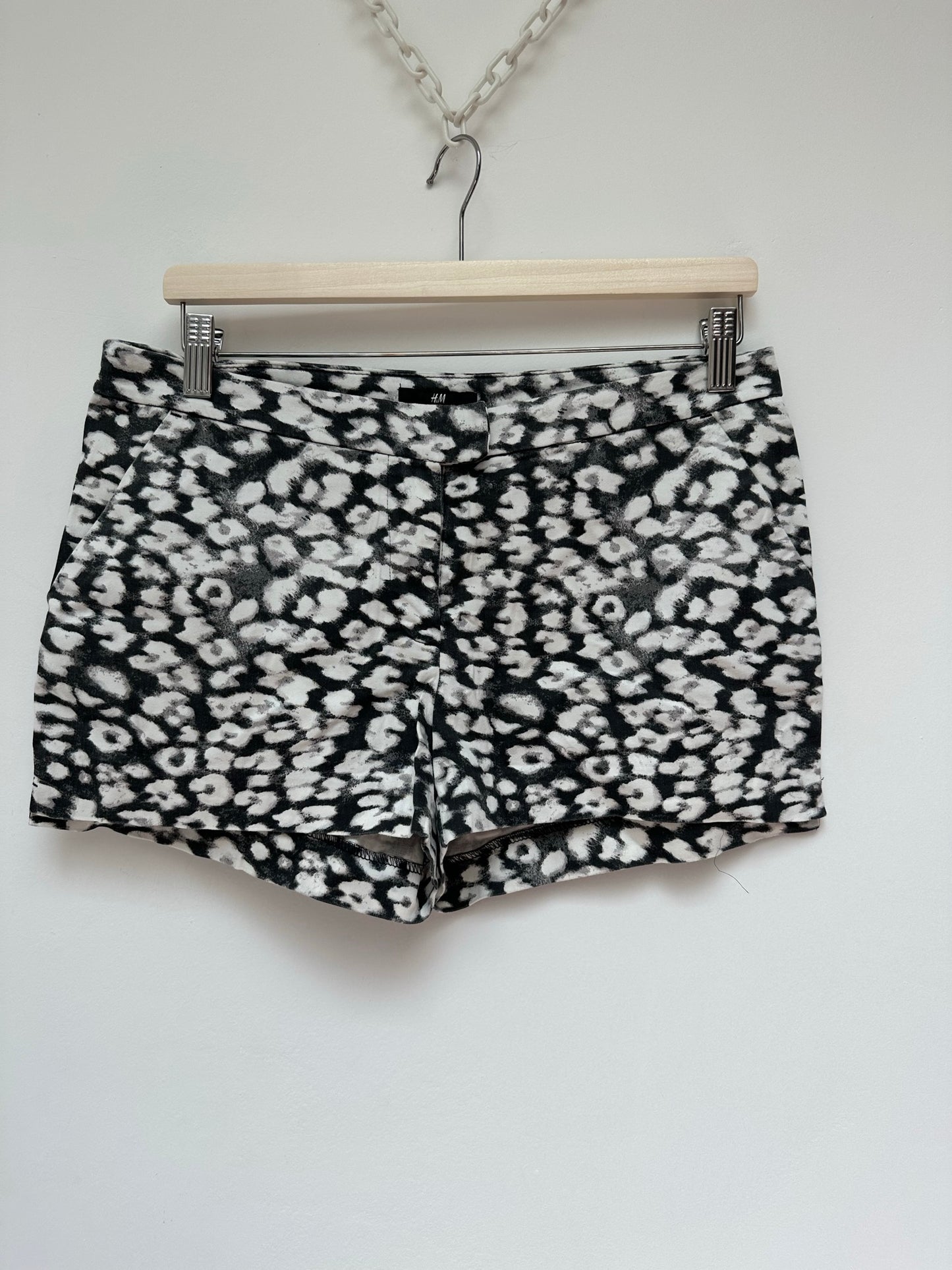 H&M short met print maat 38