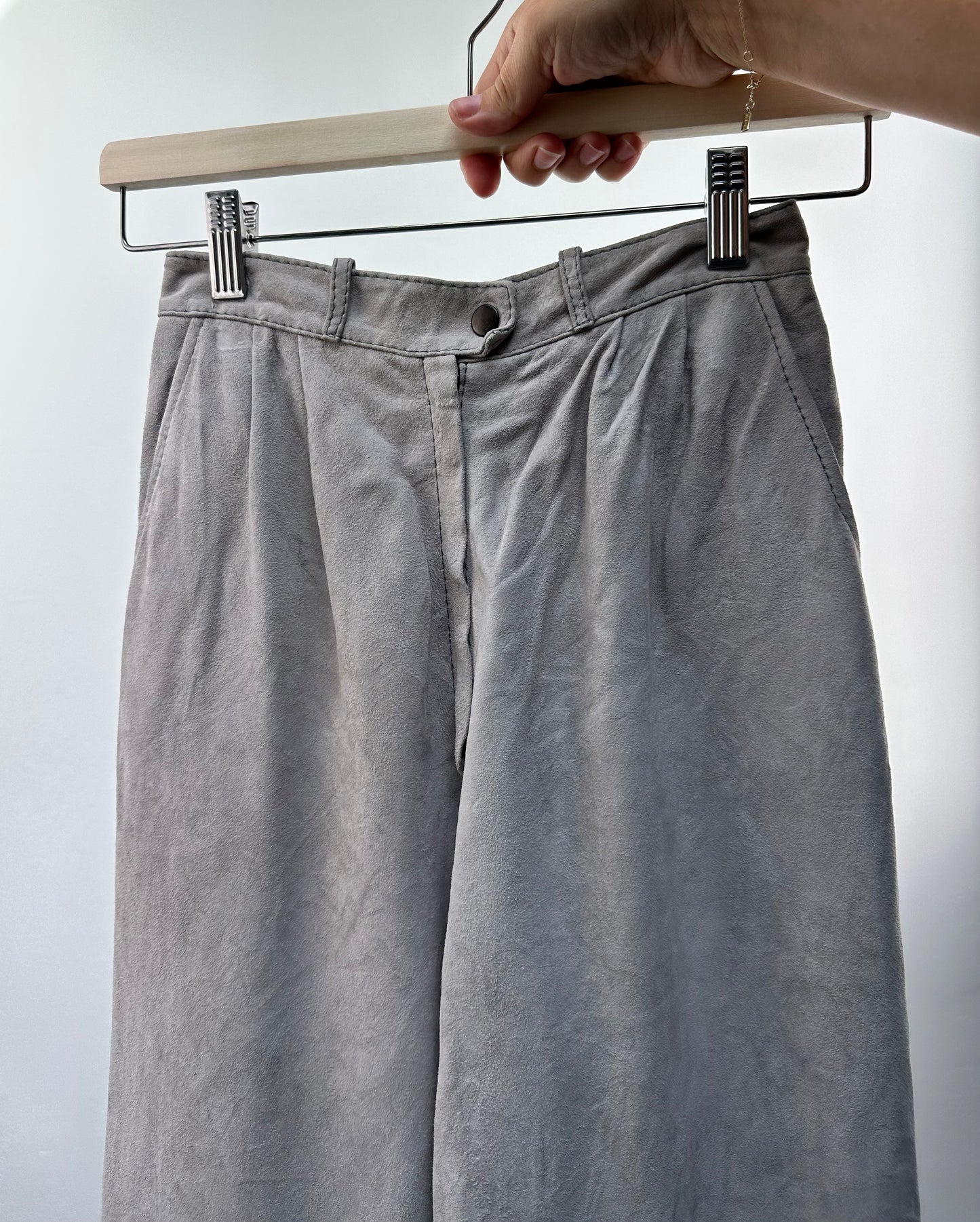 Lichtgrijze suède broek maat 38