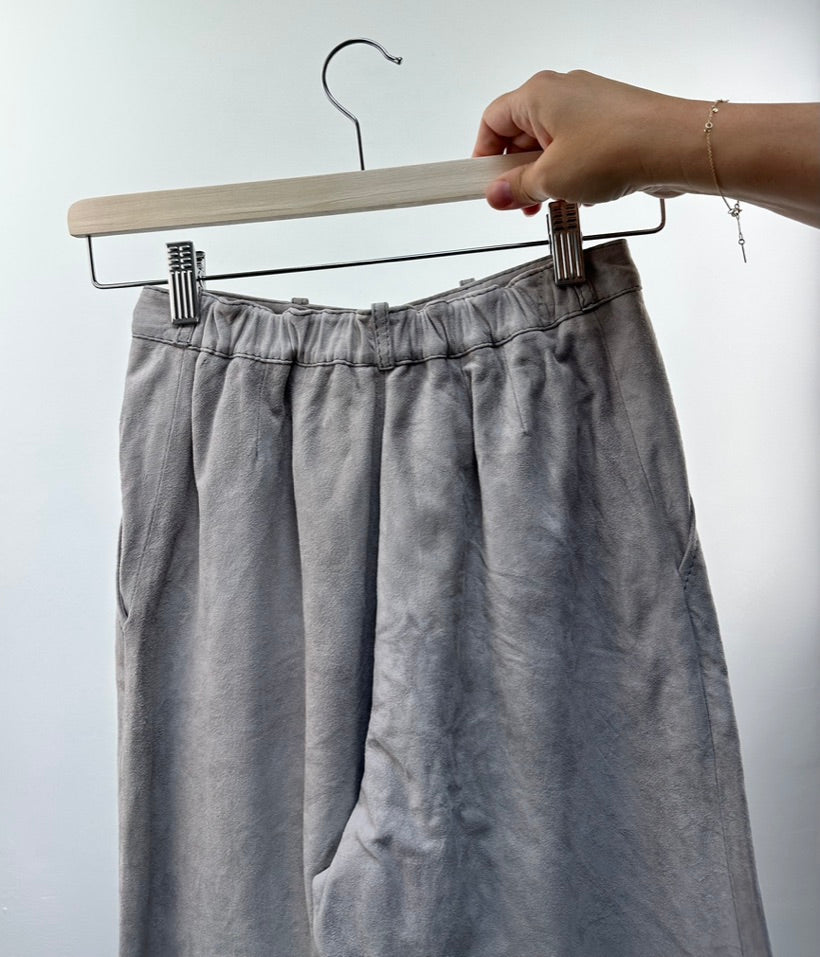 Lichtgrijze suède broek maat 38