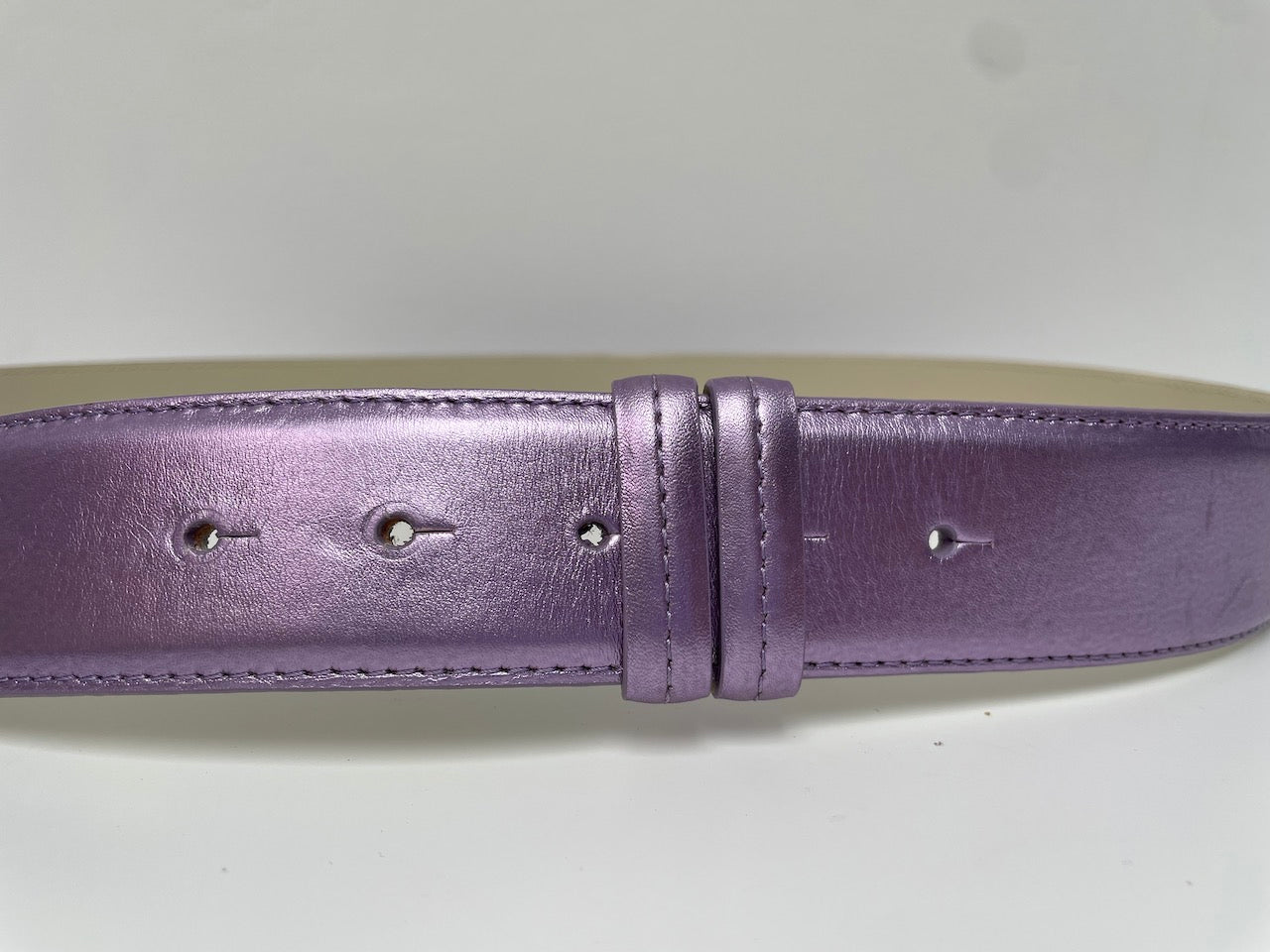 Moschino paarse riem met bloemengesp maat 95 cm