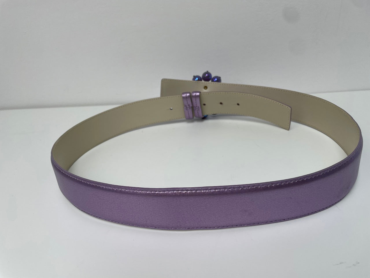 Moschino paarse riem met bloemengesp maat 95 cm