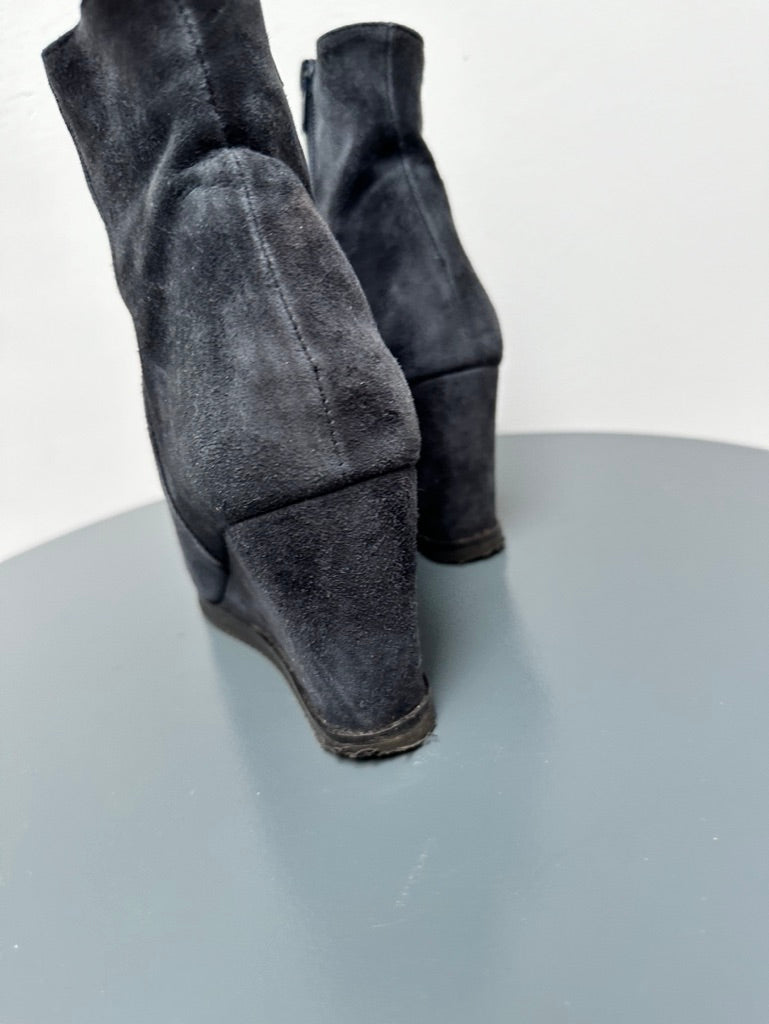 Lina Lochi Donkerblauwe suede enkellaarsjes met wedge maat 36