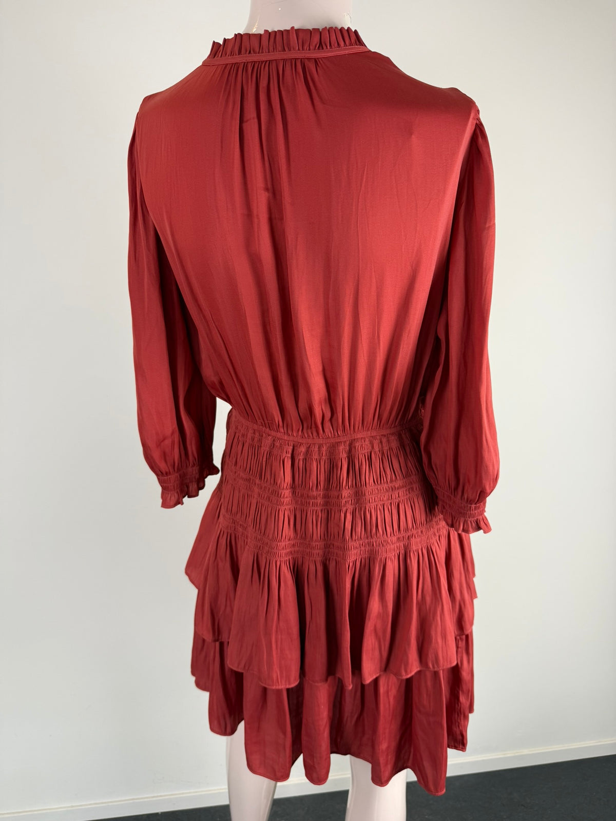 Maje - Jurk - roestrood, V-hals met ruches, gesmockte taille - M
