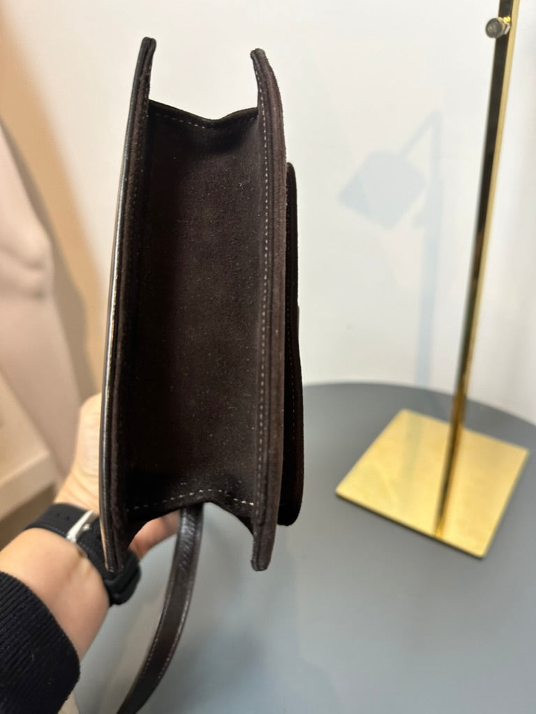 MAB STUDIO - Schoudertas - bruin leer, flap met metalen gesp, contrasterende stiksels - 1 maat