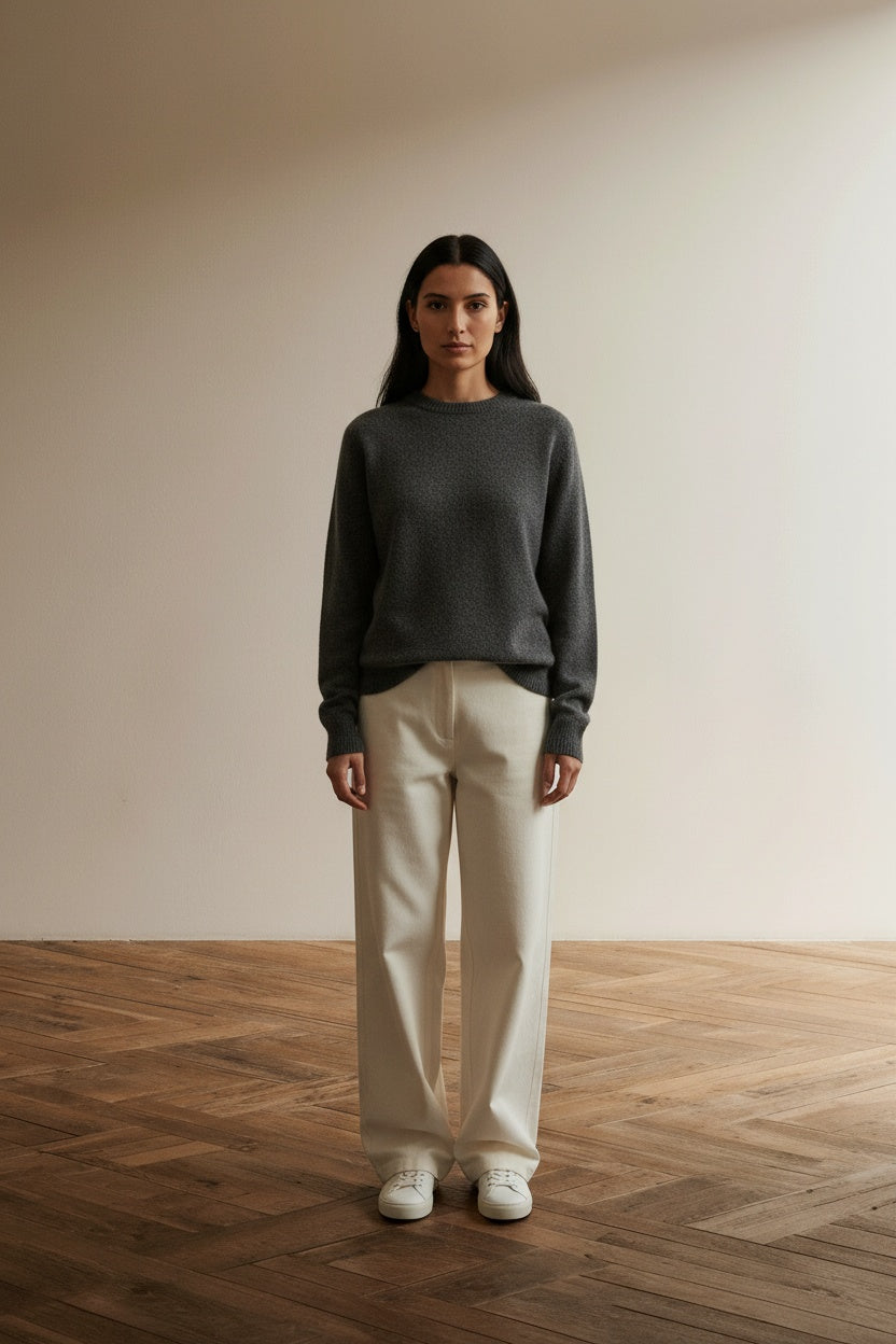 Full body view of the model wearing Essentiel Antwerp wollen trui grijs maat M – zachte lamswollen damestrui met ronde hals