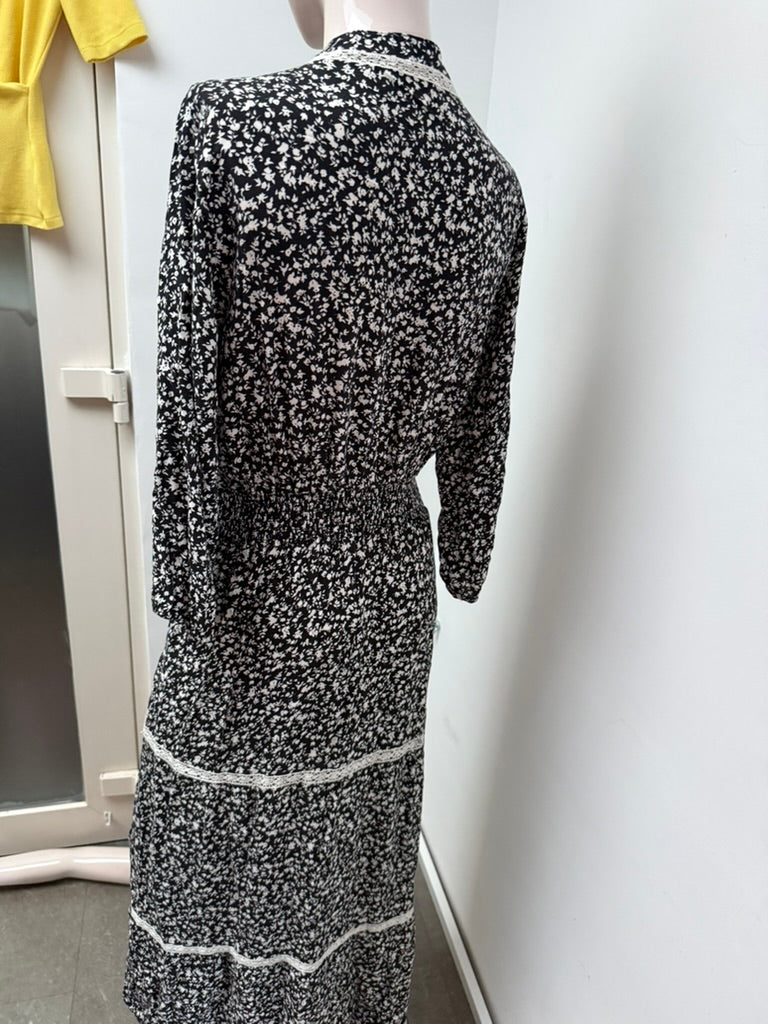 Geisha - Jurk - zwart-wit bloemenprint, maxi-lengte, V-hals met koordsluiting - S