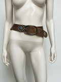 Cowboysbelt Riem - bruin suède, grote zilverkleurige gesp, western/bohemian stijl - 95 cm
