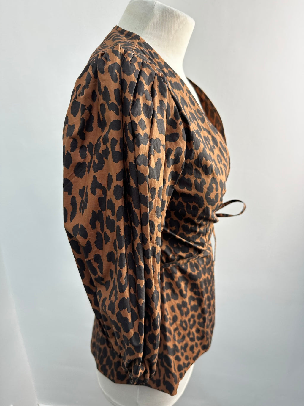 Ganni overslag blouse luipaard met pofmouw maat 34
