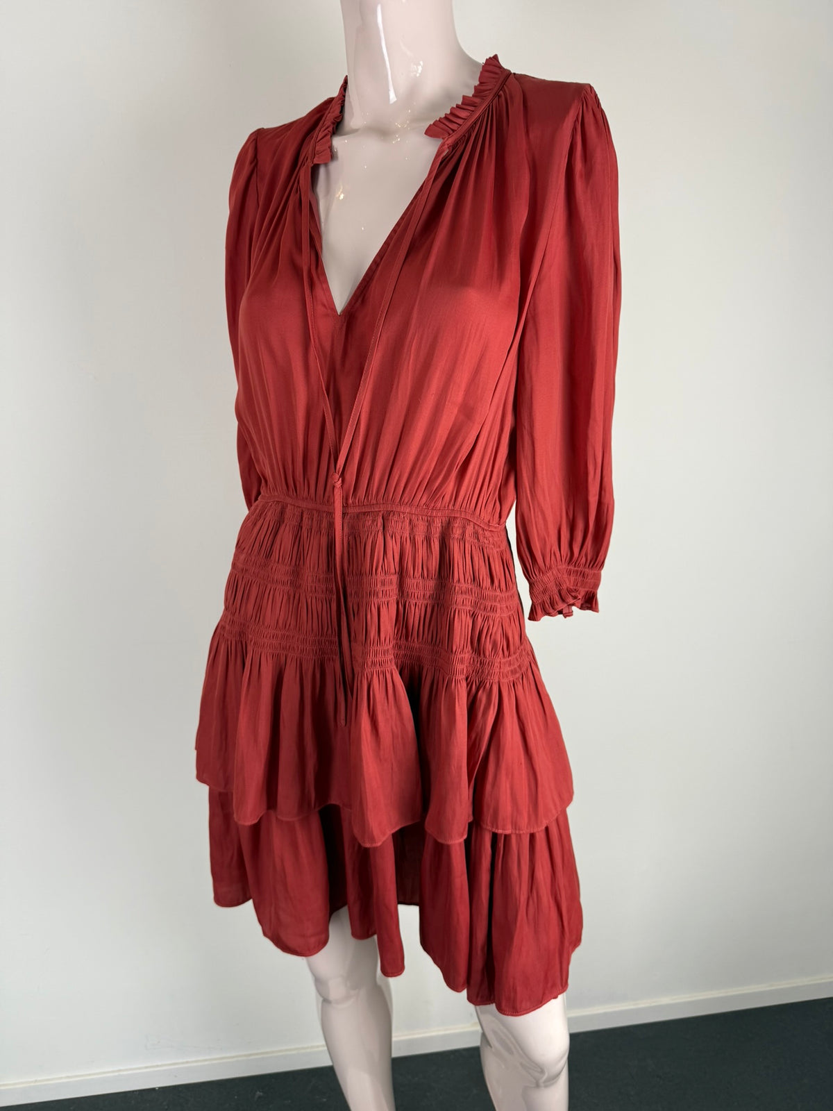 Maje - Jurk - roestrood, V-hals met ruches, gesmockte taille - M