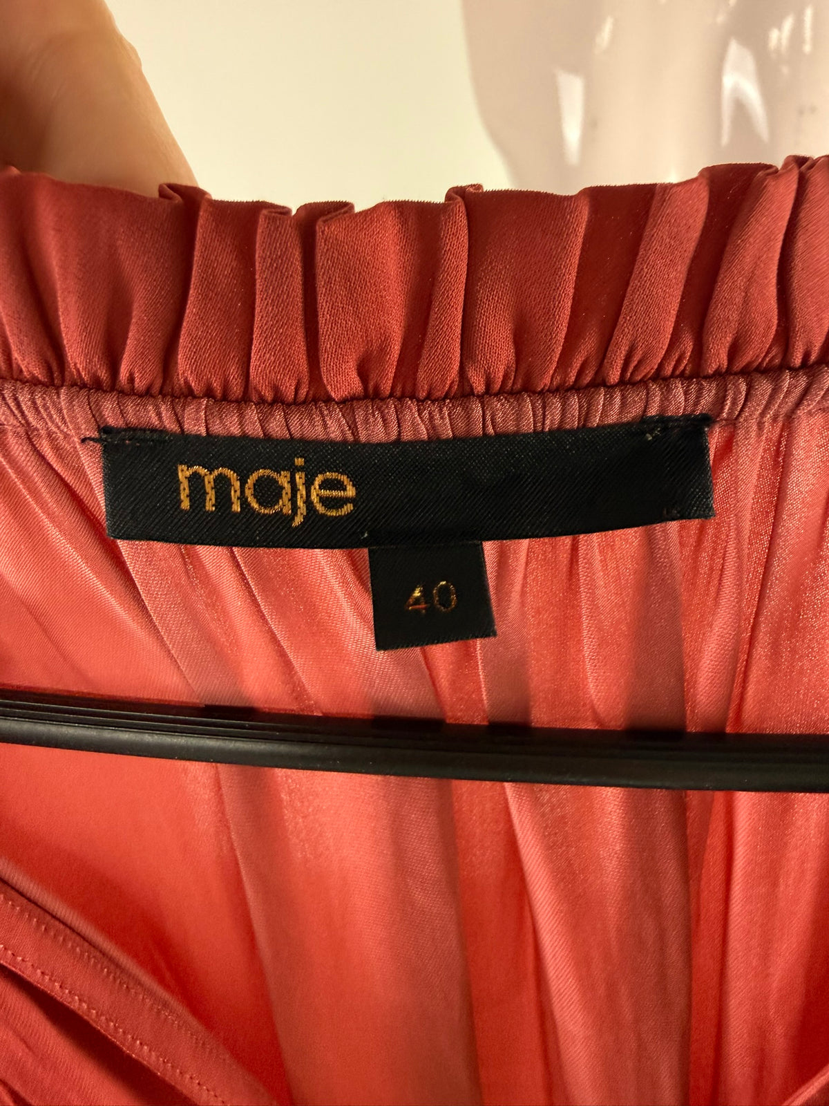 Maje - Jurk - roestrood, V-hals met ruches, gesmockte taille - M