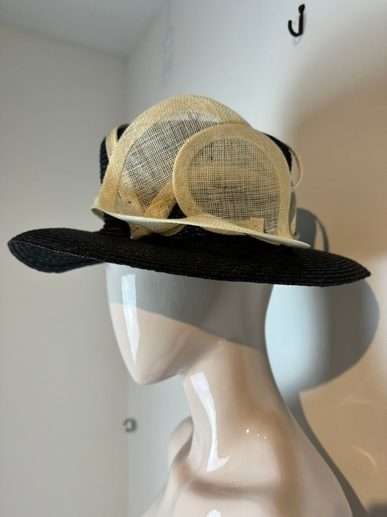 Elegante zwarte hoed met crème detail – perfecte gelegenheidshoed