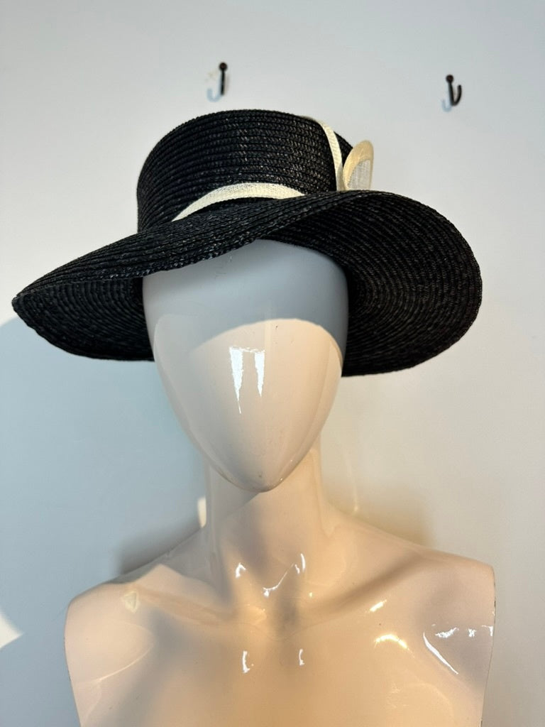 Elegante zwarte hoed met crème detail – perfecte gelegenheidshoed