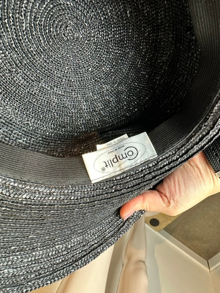 Elegante zwarte hoed met crème detail – perfecte gelegenheidshoed