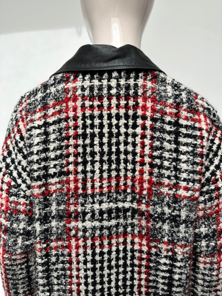 Caroline Biss - Jas - geruit in rood-zwart-wit, asymmetrische rits, kraag van imitatieleer - S