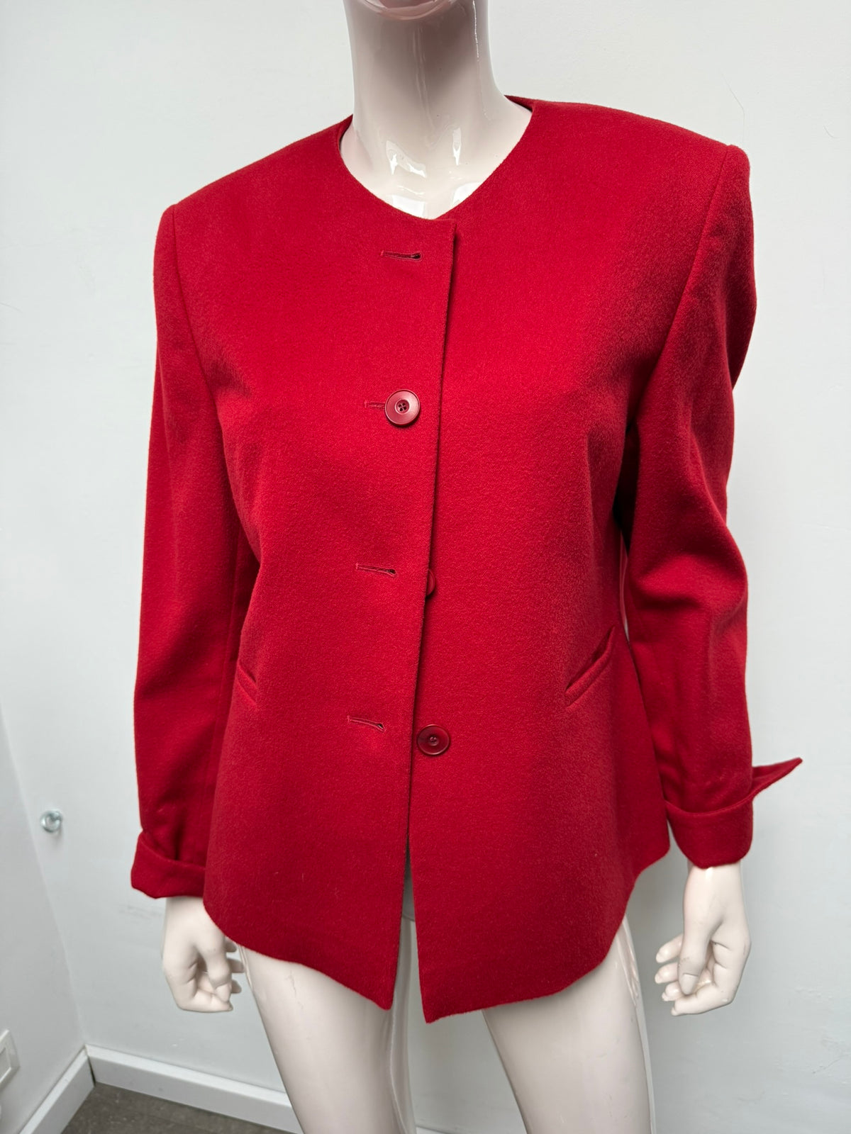 GELEYNSE - Blazer - rood, kraagloos, 3 knopen - 42