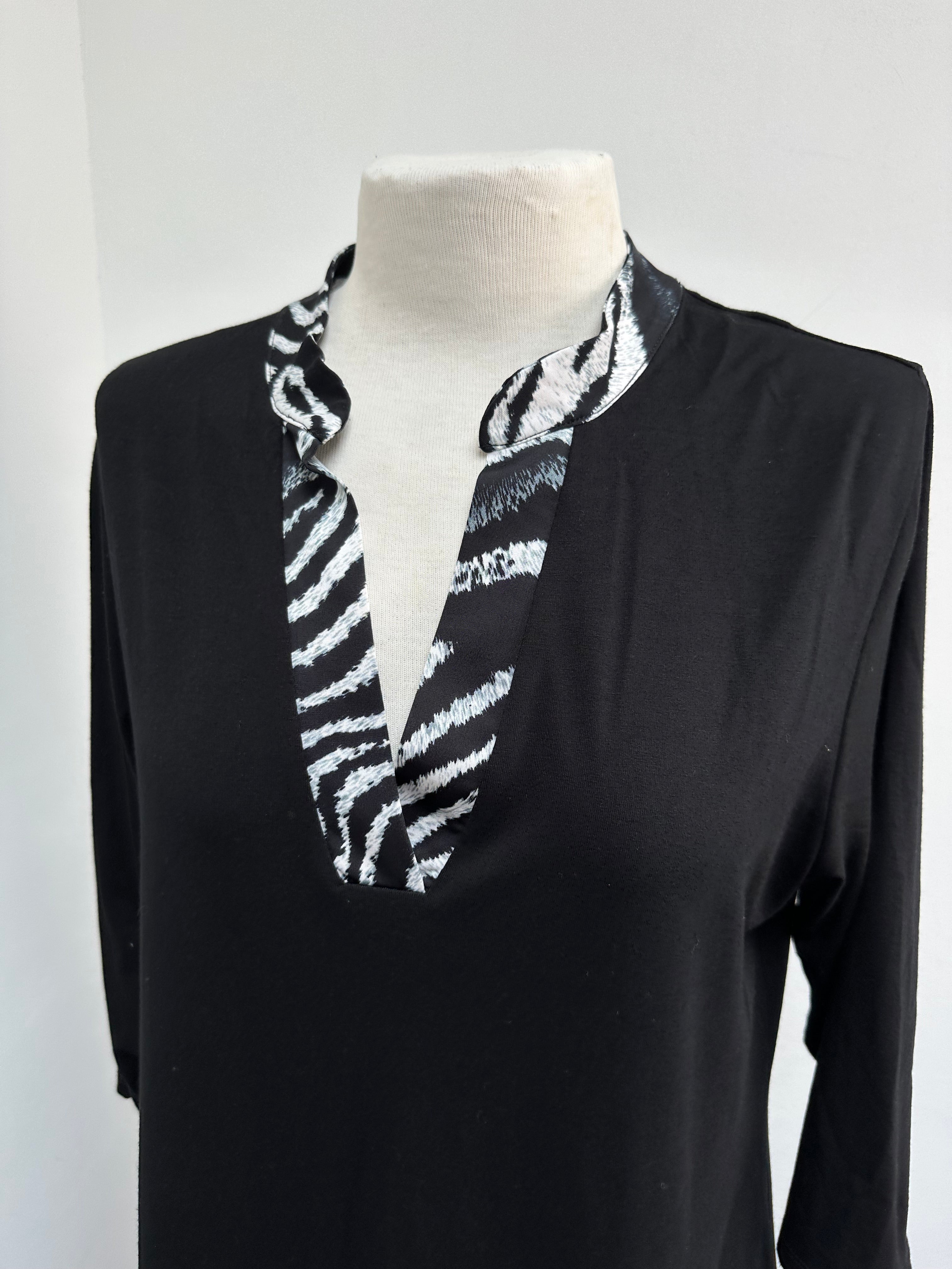 Twister zwarte jurk met zwart/wit kraag maat 1