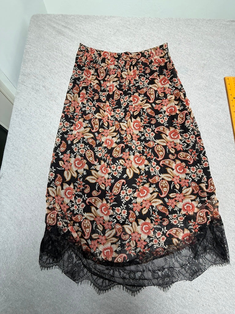 ESQUALO - Rok - zwart met bloemenprint, kanten zoom, midi lengte - 42