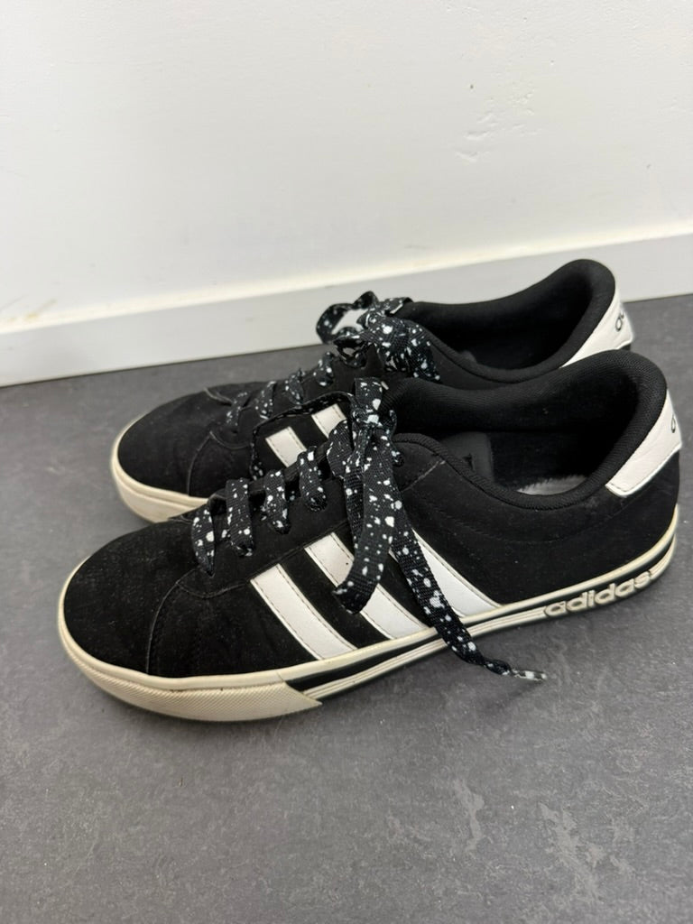 Adidas - Sneakers - zwart-wit, drie adidas-strepen, vetersluiting