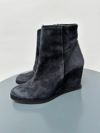 Lina Lochi Donkerblauwe suede enkellaarsjes met wedge maat 36