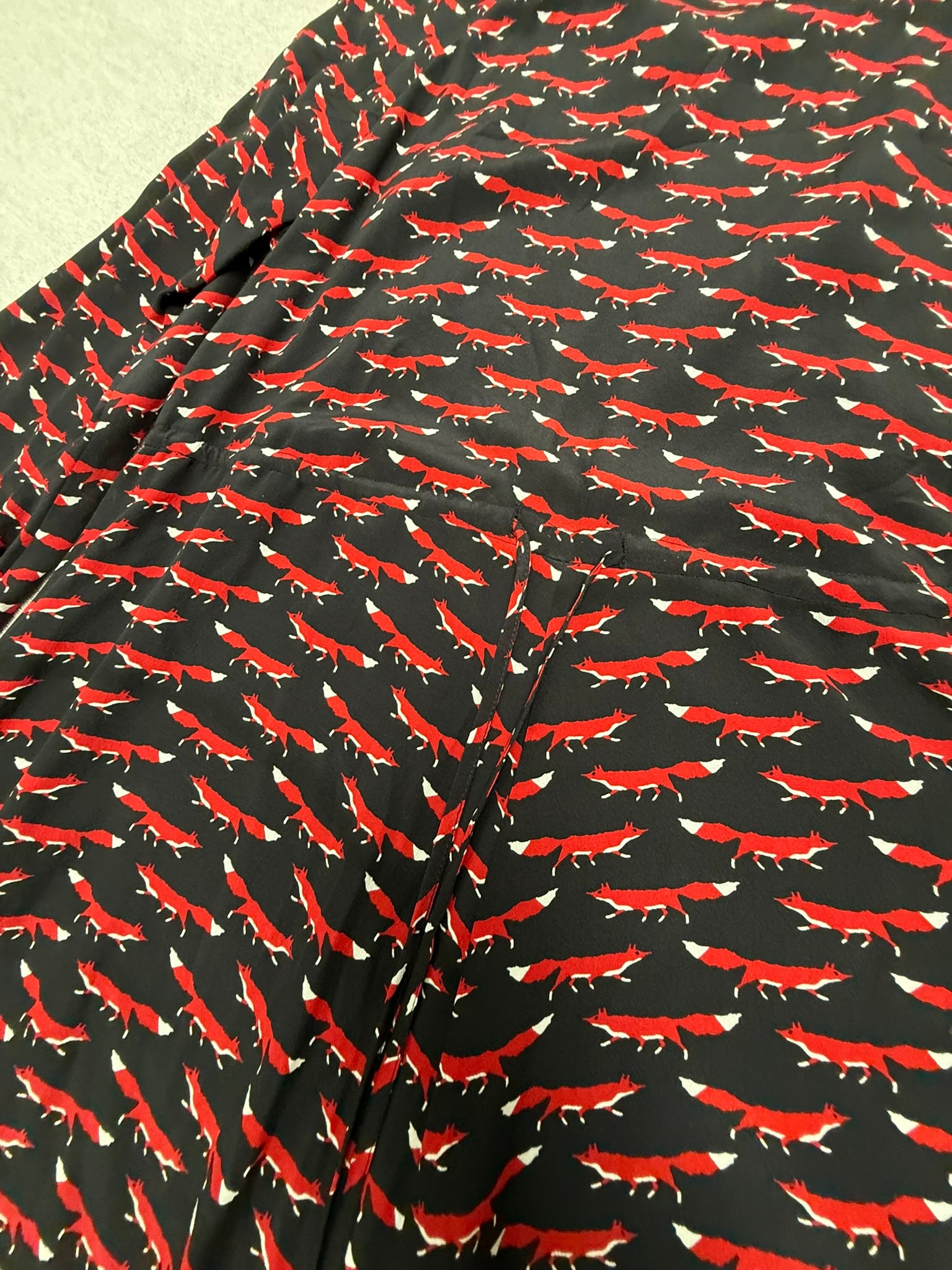 Essentiel Antwerp jurk met vossenprint maat 36 – speelse designer jurk in zwart en rood