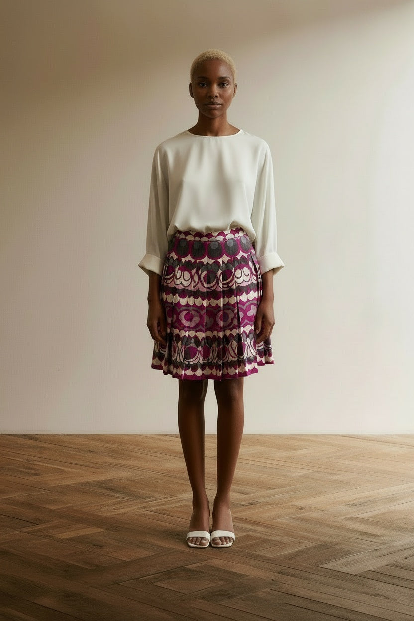 Full body view of the model wearing Talking French 100% zijden rok roze print maat 42 / M-L