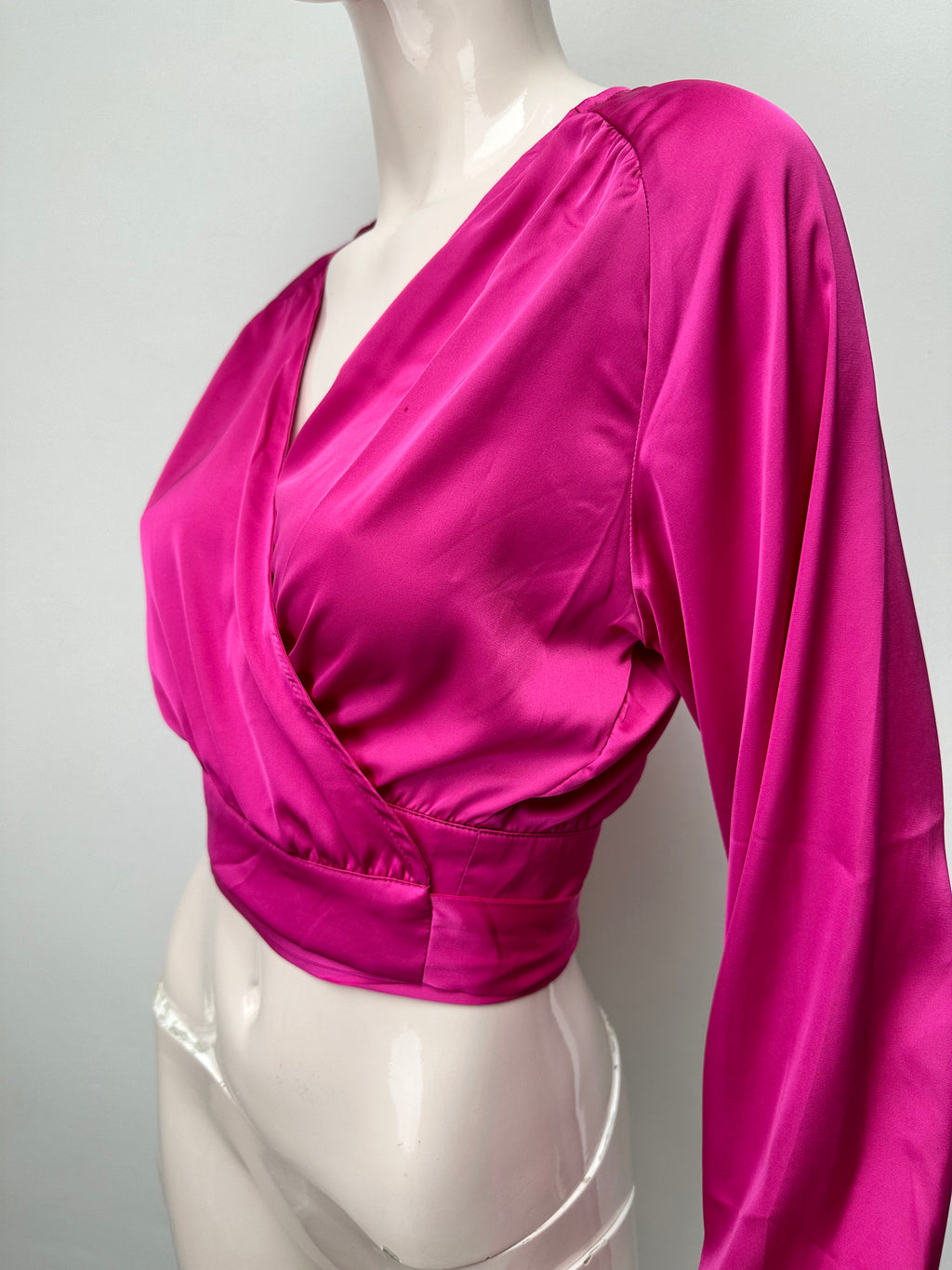NA-KD satijnen overslag top fuchsia maat XS