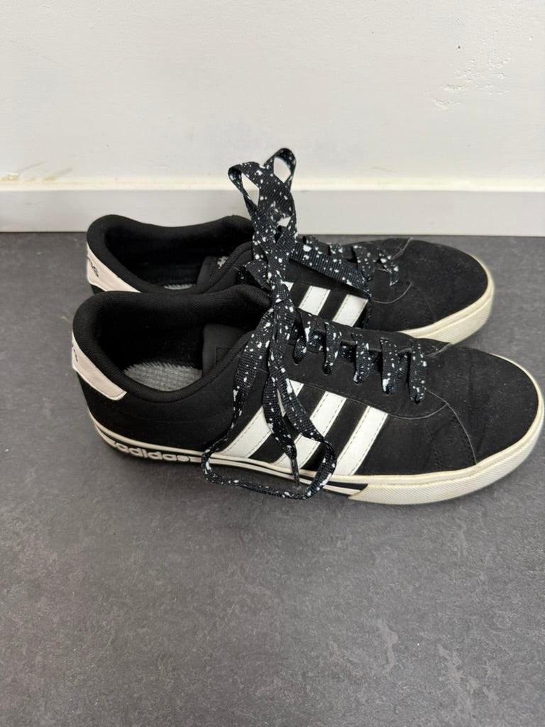 Adidas - Sneakers - zwart-wit, drie adidas-strepen, vetersluiting