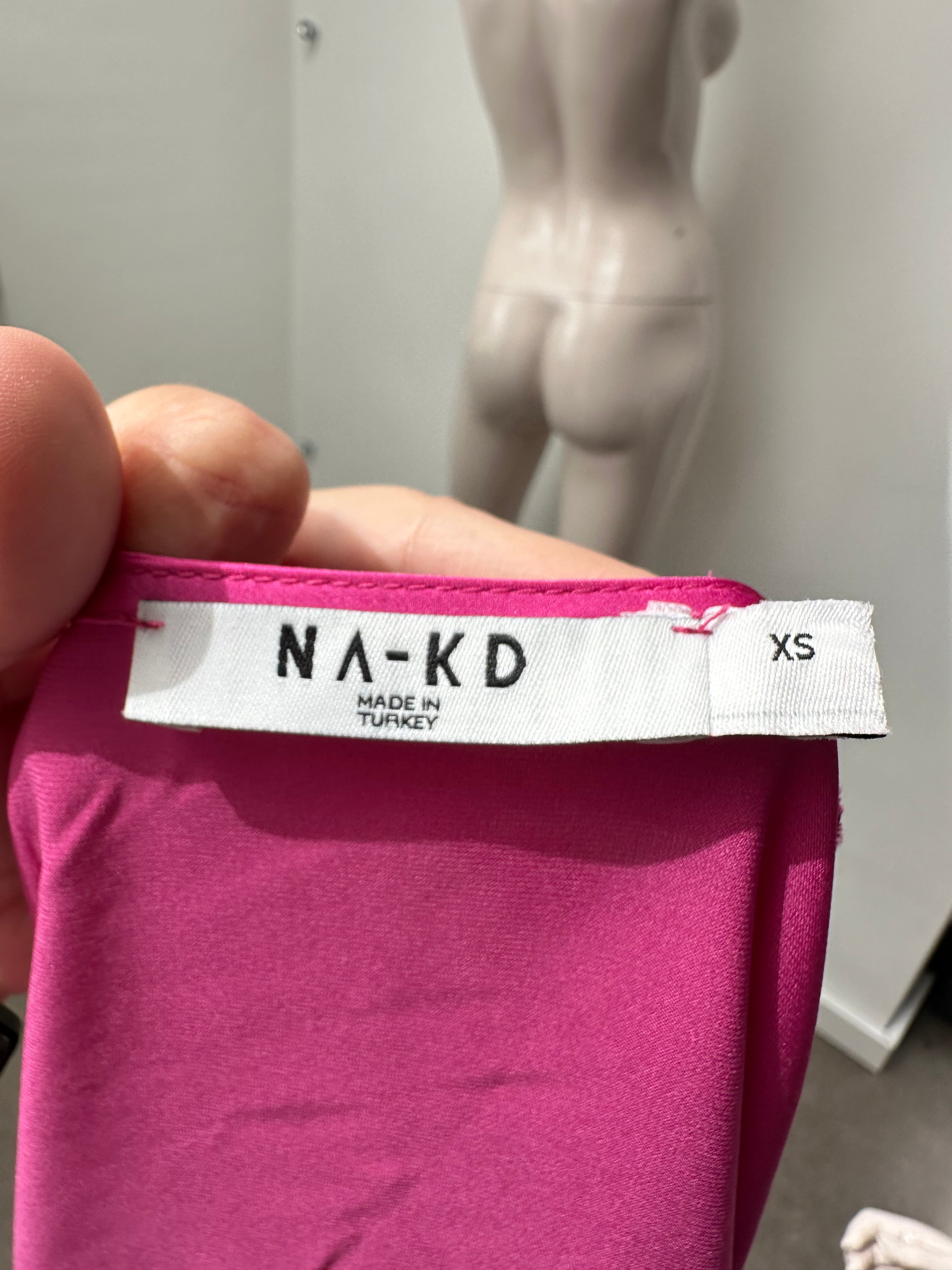 NA-KD satijnen overslag top fuchsia maat XS