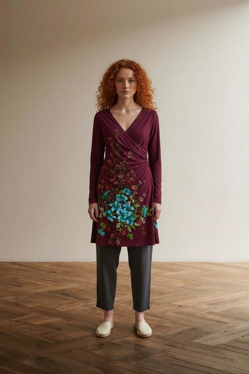 Full body view of the model wearing King Louie Wikkeljurk Bordeaux met Bloemenprint – Retro Jurk met V-Hals – Maat L