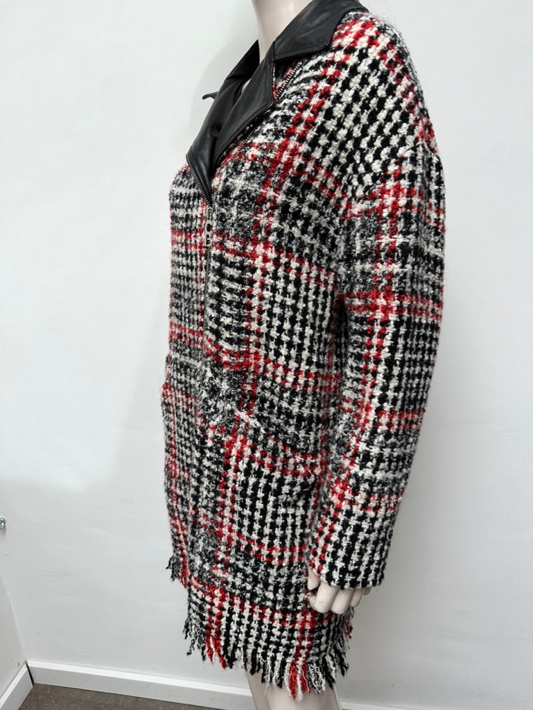 Caroline Biss - Jas - geruit in rood-zwart-wit, asymmetrische rits, kraag van imitatieleer - S
