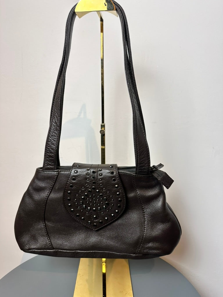 Borella - Handtas - bruin leer, klep met studs, twee schouderbanden
