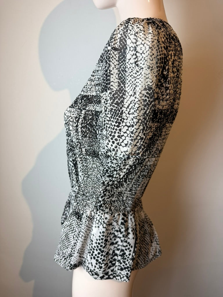 Karen Millen - Blouse - zwart-wit dierenprint, korte mouwen, gesmockte taille - S