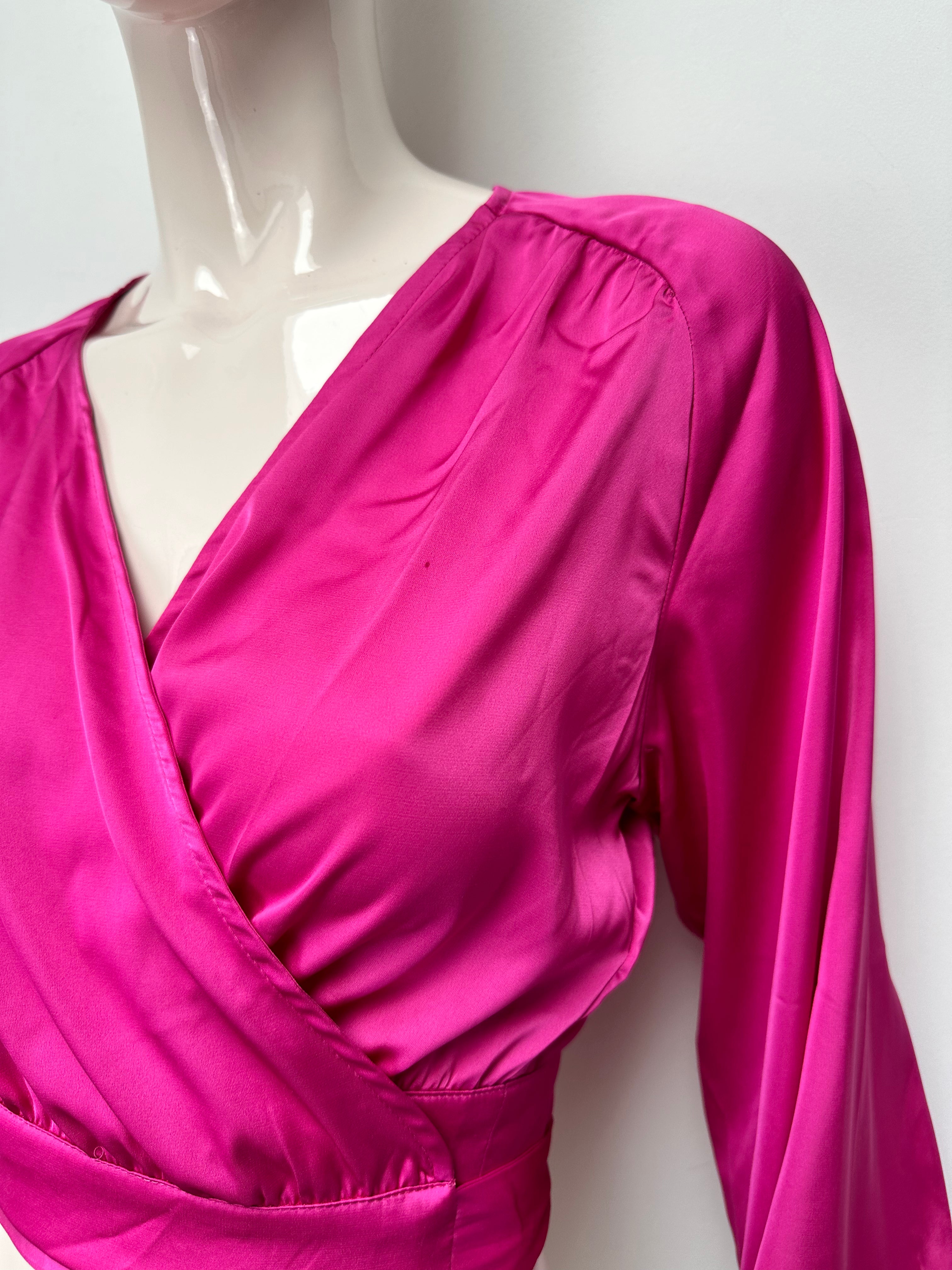 NA-KD satijnen overslag top fuchsia maat XS