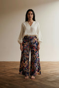 Full body view of the model wearing Four Roses Palazzo Broek Tropical Print – Wijde Damesbroek Donkerblauw – Maat 44