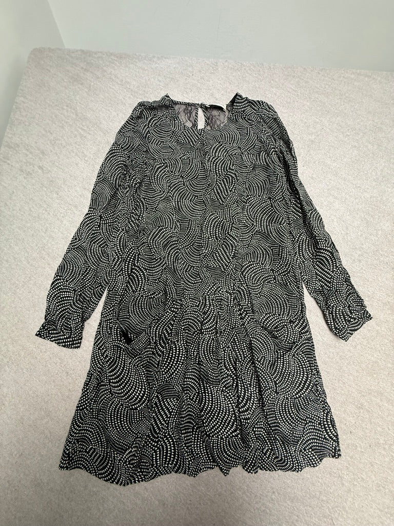 Essentiel Antwerp - Jurk - zwart-wit stippenpatroon, lange mouwen, knoopsluiting achter - S