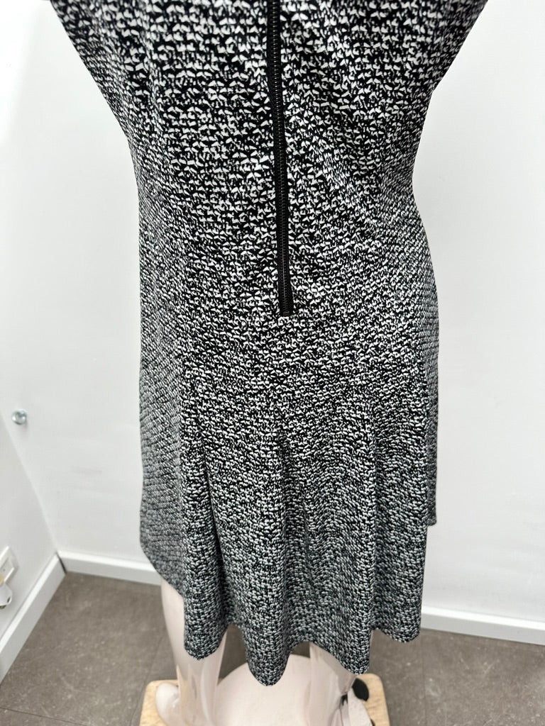 MICHAEL Michael Kors - Jurk - zwart-wit gemêleerd, ronde hals, licht uitlopende rok - S