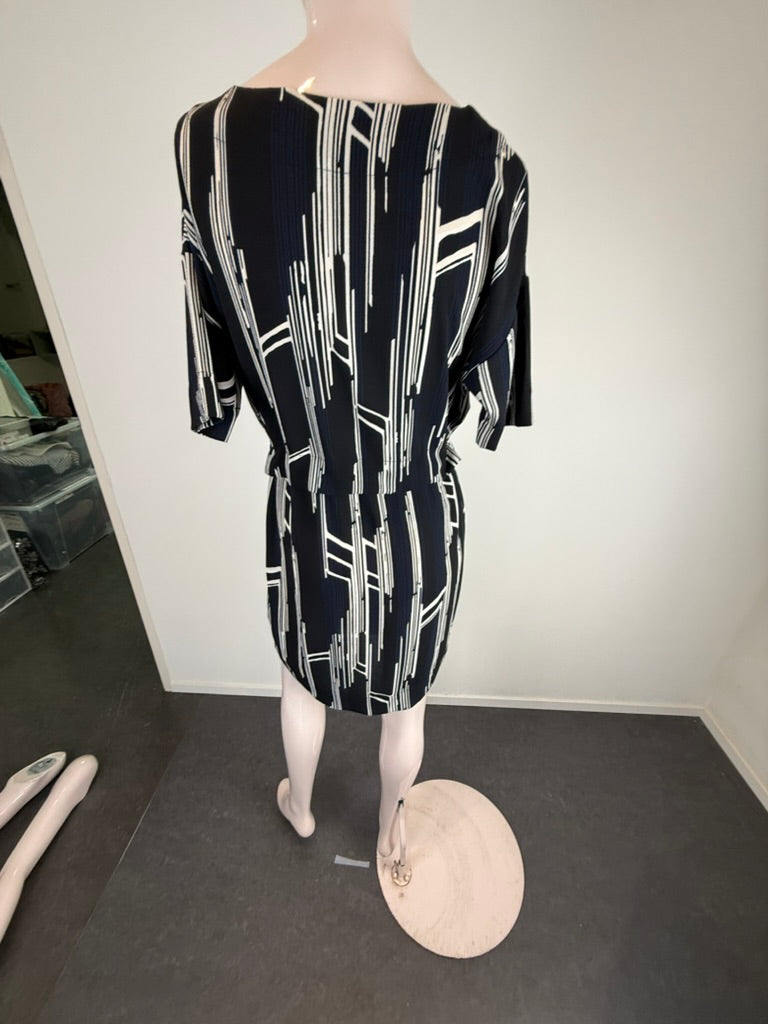 Modström - Jurk - zwart-wit, grafische print, strikkoord in de taille - XS