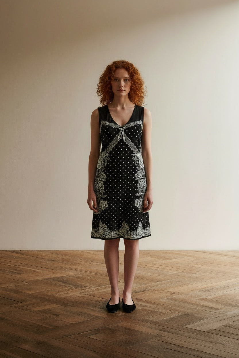 Full body view of the model wearing Marc Cain jurk zwart/wit maat L