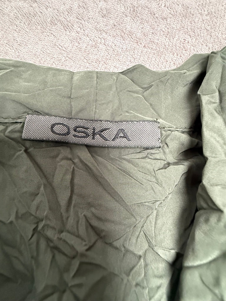 OSKA Crinkle Jurk Olijfgroen – Luchtige A-Lijn Jurk – Minimalistische Designerjurk