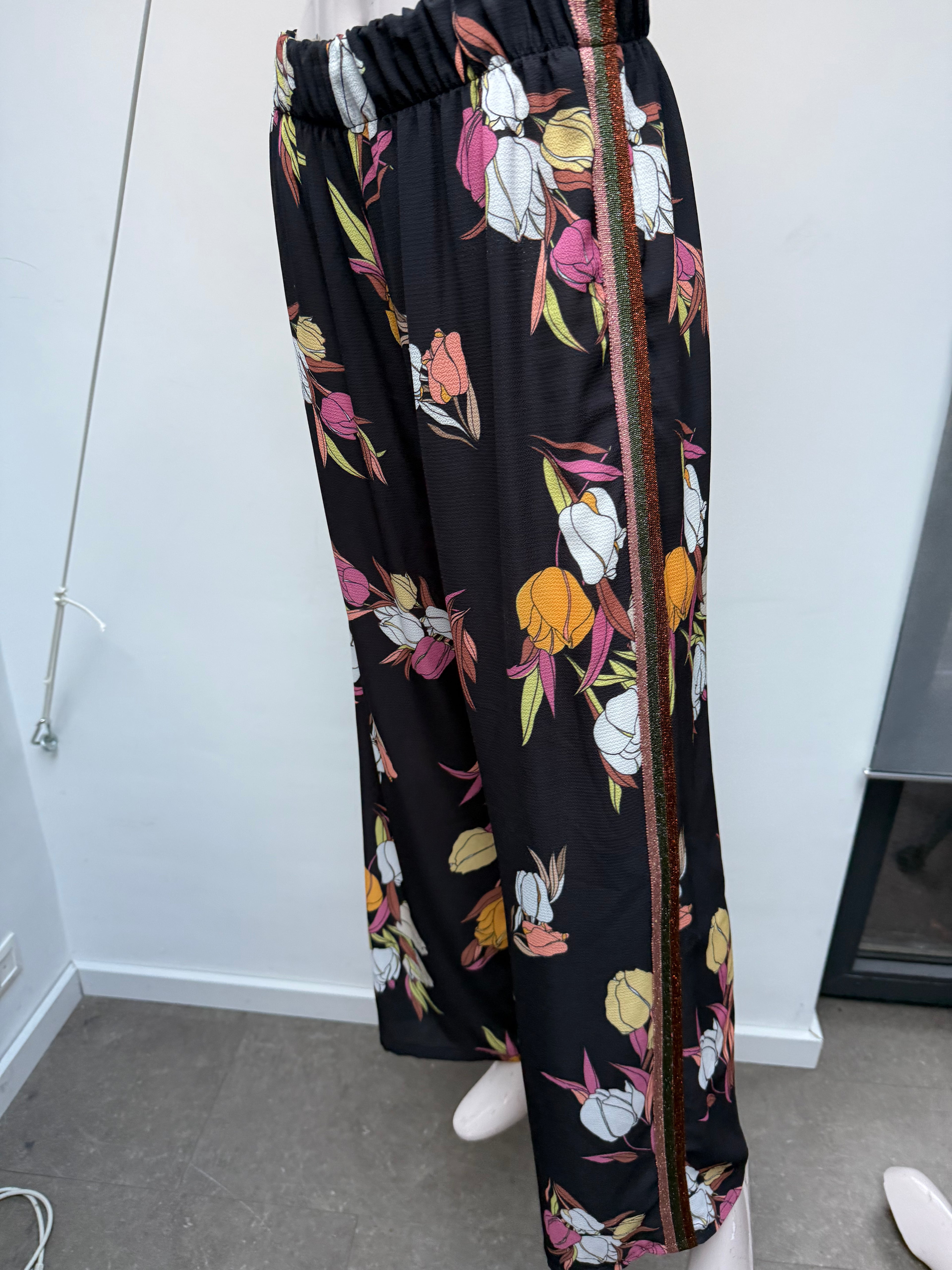 Rinascimento losse broek met bloemen maat L