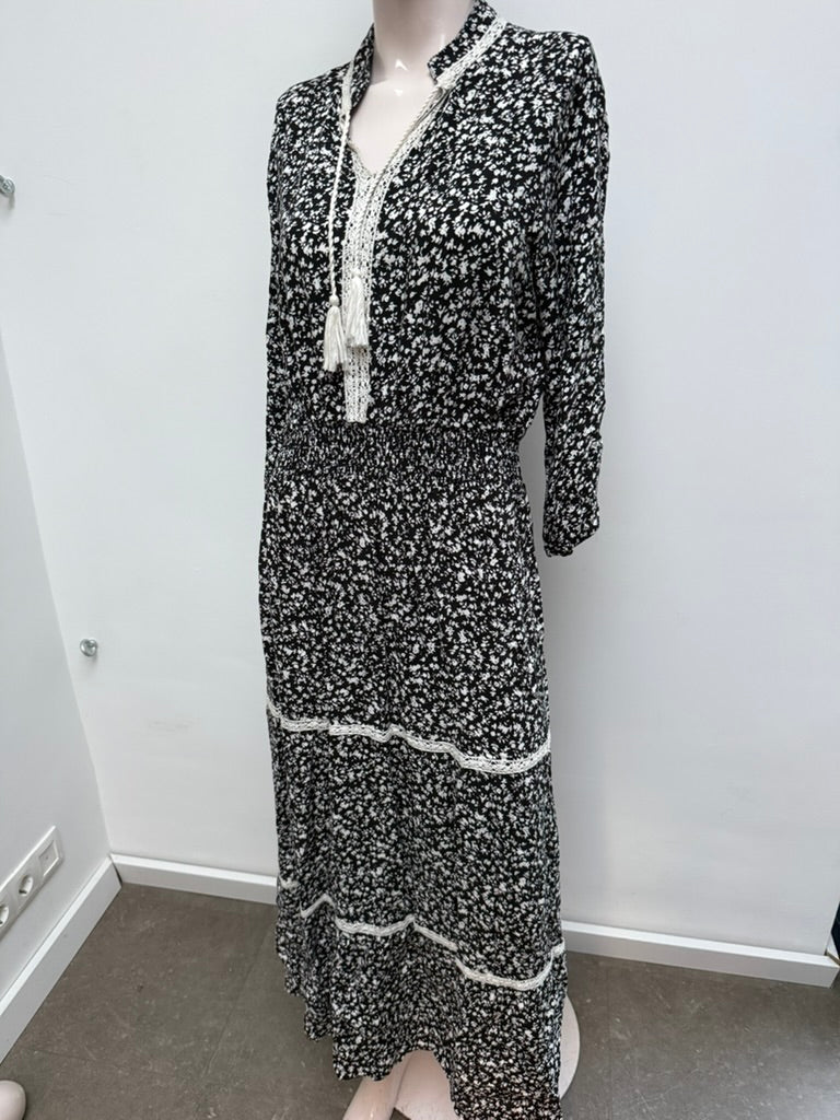 Geisha - Jurk - zwart-wit bloemenprint, maxi-lengte, V-hals met koordsluiting - S