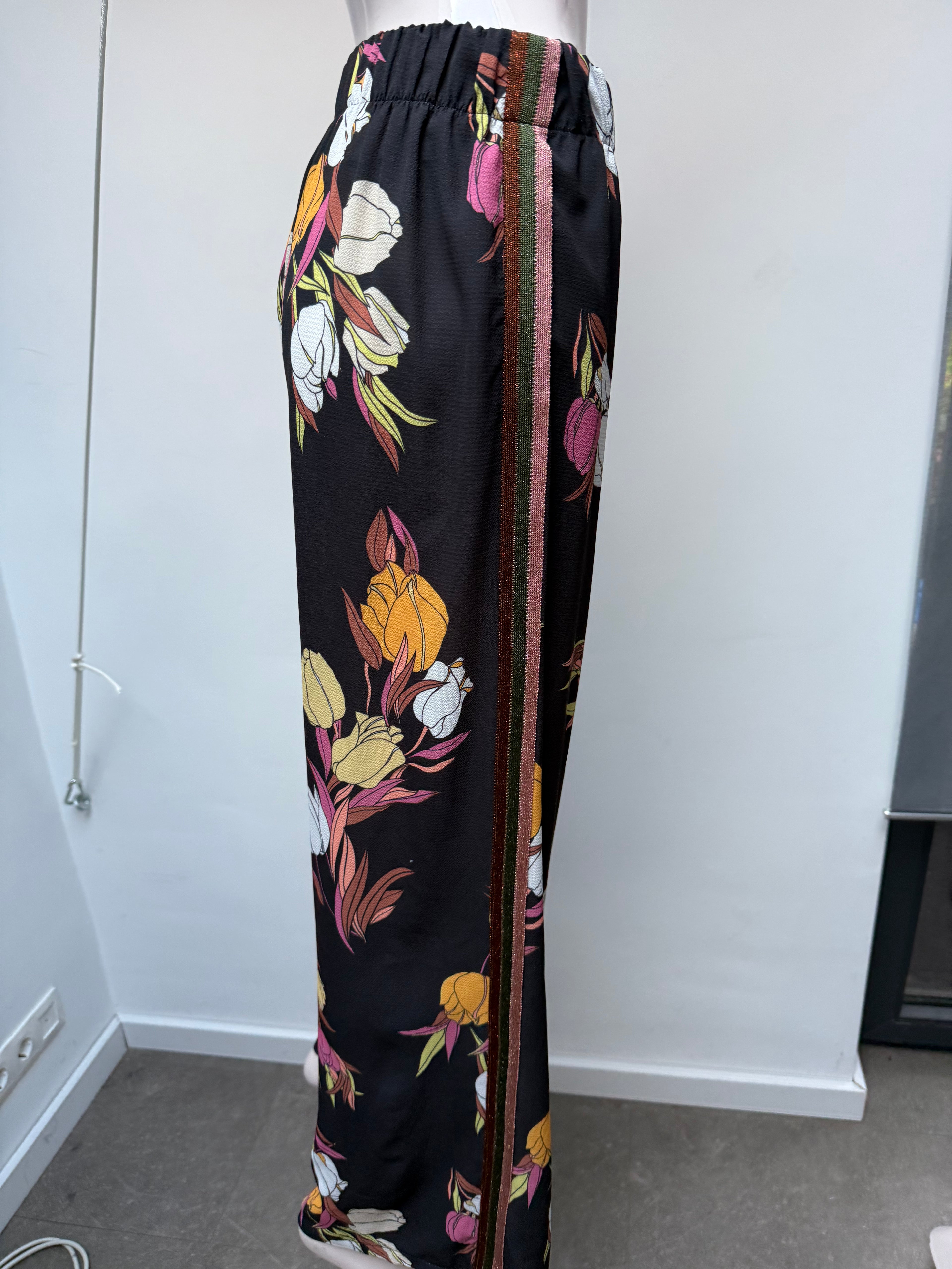 Rinascimento losse broek met bloemen maat L