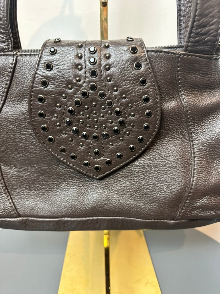 Borella - Handtas - bruin leer, klep met studs, twee schouderbanden