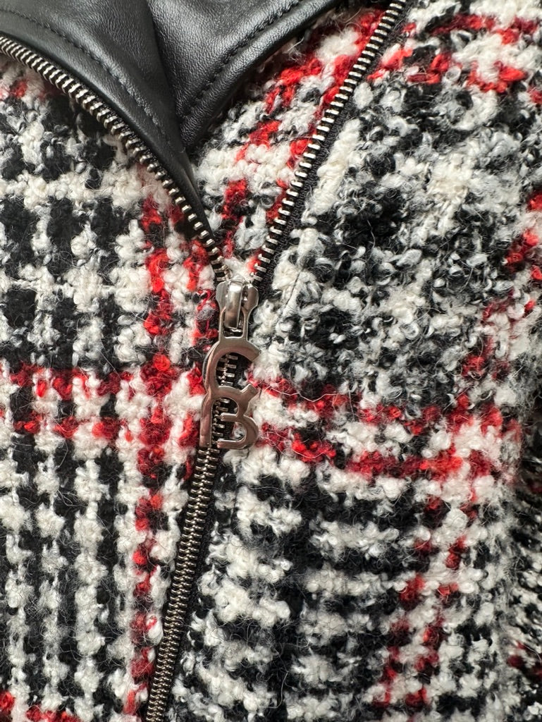 Caroline Biss - Jas - geruit in rood-zwart-wit, asymmetrische rits, kraag van imitatieleer - S